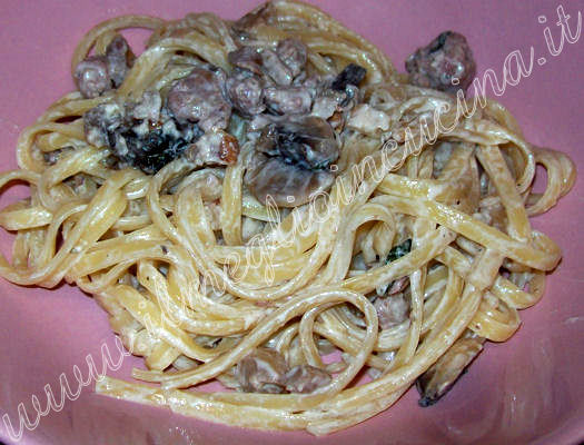 Mushrooms and walnuts pasta