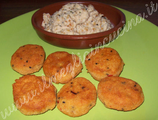 Red lentils fritters with coconut chutney