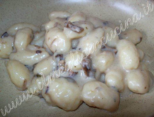 Gnocchi con crema di fontina e funghi