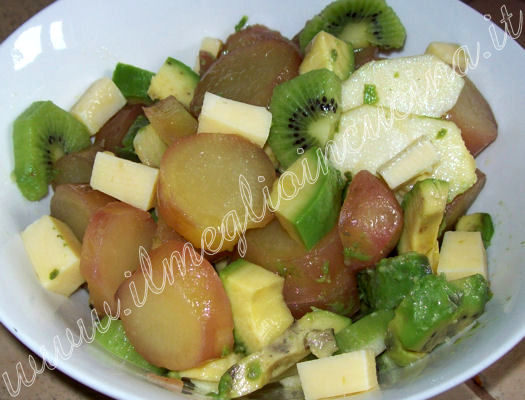 Insalata di patate e frutta fresca
