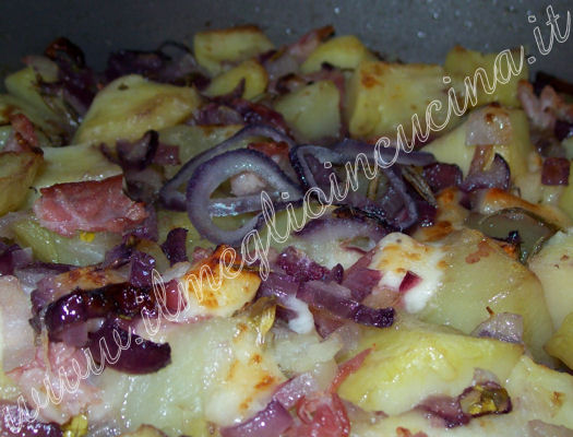 Oven-cooked potatoes with Speck ham