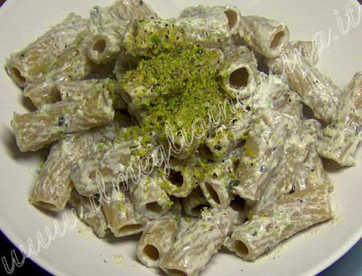 Pasta with pistachio nuts