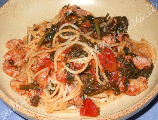 Spaghetti con cicoria e salsiccia