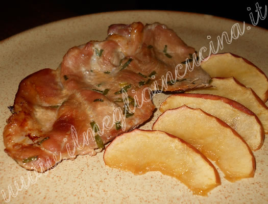Oven-cooked turkey with apples