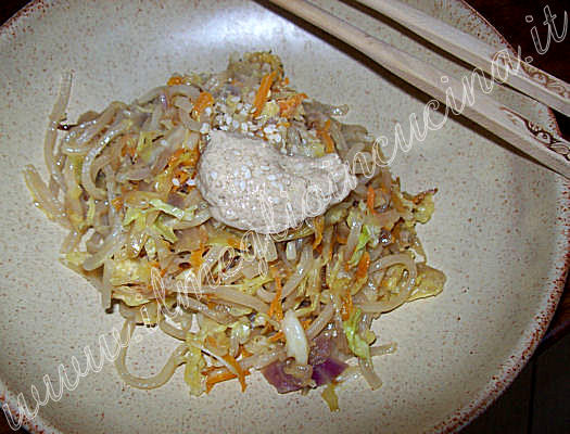 Stir-fried noodles with sesame